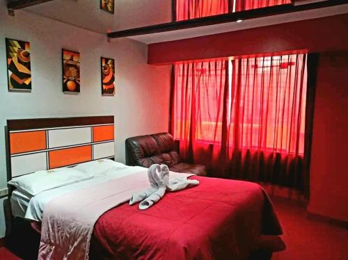 胡利亚卡WIRACOCHA Hostal的卧室配有床罩,床罩上放着一只动物