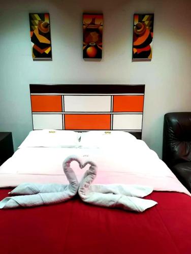 胡利亚卡WIRACOCHA Hostal的一间卧室配有一张带心形毯子的床