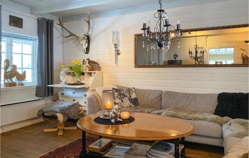 莫尔德Stunning Home In Molde With Kitchen的客厅配有沙发和桌子