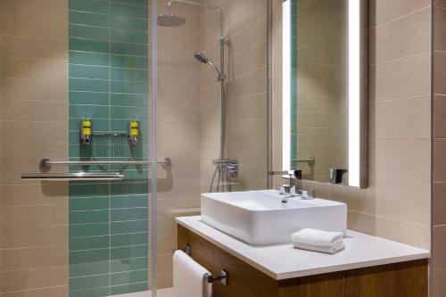 迪拜Element Dubai Airport的一间带水槽和淋浴的浴室