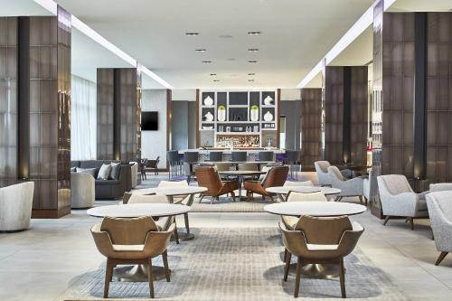 亚特兰大AC Hotel by Marriott Atlanta Airport Gateway的大堂,设有桌椅