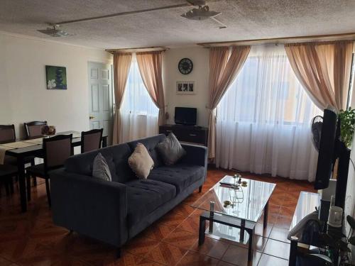 伊基克Departamento en Iquique A pasos de playa Cavancha的客厅配有沙发和桌子