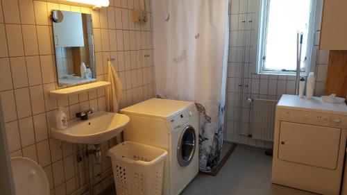 努克Vandrehuset 2 og 3的一间带洗衣机和水槽的浴室