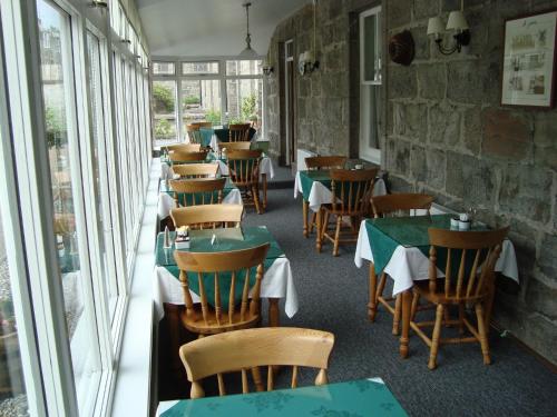 斯佩河畔格兰敦柳岸酒店的餐厅里一排桌椅