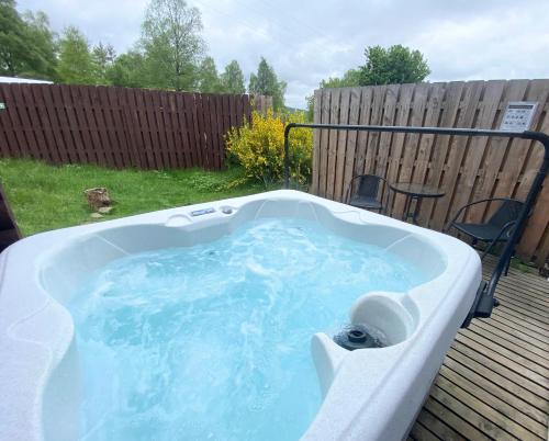 布莱尔高里Kaoglen Warren - Pet friendly - Hot Tub - Cairngorms的后院的按摩浴缸