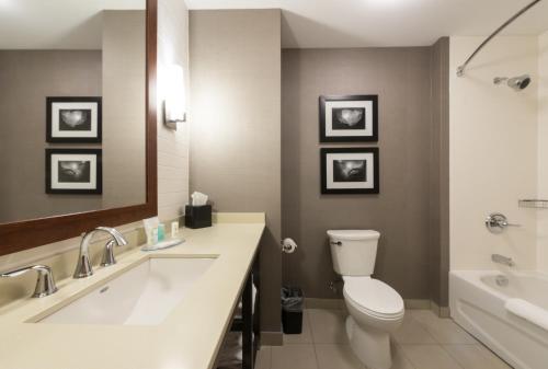 坎贝尔河康福特茵套房酒店的浴室配有卫生间、盥洗盆和浴缸。