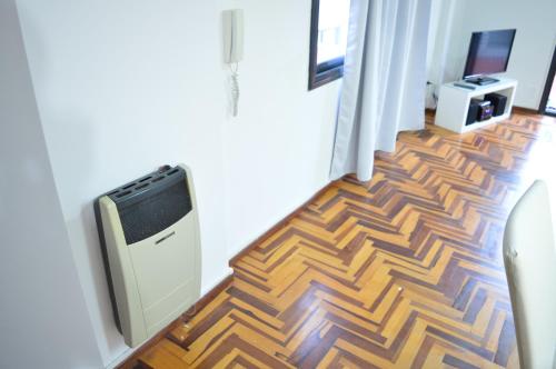 科尔多瓦Parana 500的走廊设有电视和木地板
