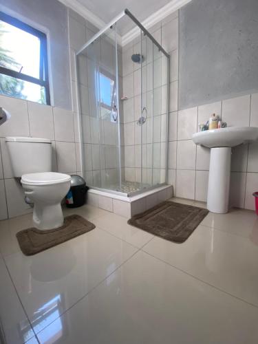 比勒陀利亚Mbobo Legacy Residence的带淋浴、卫生间和盥洗盆的浴室