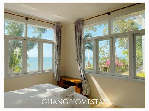 潘切Chang homestay Phan Thiết - Ocean Vista & Sealink Mũi Né的卧室设有窗户和1张享有海景的床。