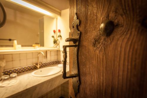 欧洲乐园度假村卡斯蒂罗四星级古堡酒店的一间浴室