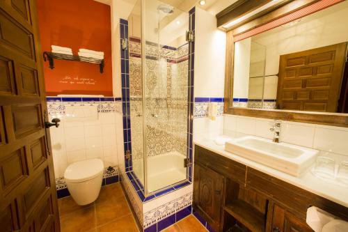 鲁斯特安达卢兹埃尔勒布尼斯四星级酒店 - 欧罗巴游乐园和埃尔勒布尼斯度假村的浴室配有卫生间、盥洗盆和淋浴。