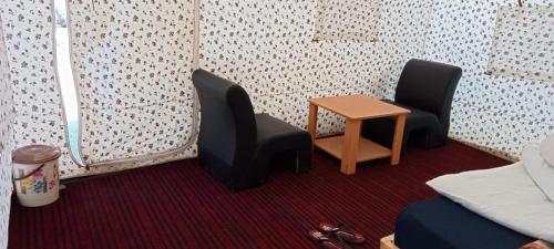 马拉里Zaranka Camps Kasol的房间里的两张椅子和一张小桌子