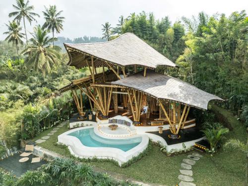 SelatMagic Hills Bali - Magical Eco-Luxury Lodge的一个带游泳池和凉亭的度假村