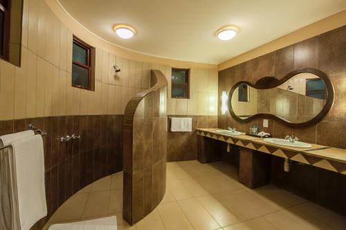 纳库鲁纳库鲁湖索帕山林小屋的浴室设有2个水槽和镜子