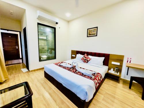 乌代浦Hotel De Glance Udaipur的一间卧室,卧室内配有一张大床