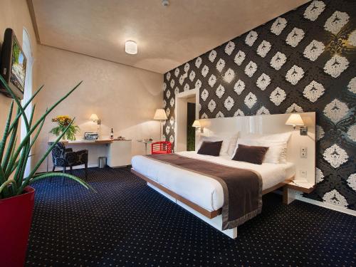赫拉德茨 - 克拉洛韦特雷萨杜瓦尔酒店的酒店客房设有一张大床和一张书桌。