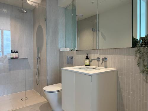 墨尔本Skyline Serenity Retreat的一间带水槽、卫生间和淋浴的浴室