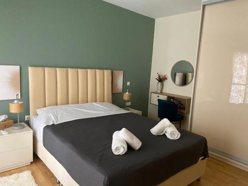 SelíniaSelini apartment的一间卧室配有一张床,上面有两条毛巾