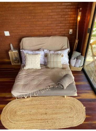 戈亚斯州上帕莱索Enchanted Cabins Chapada dos Veaderos的一张床上的枕头