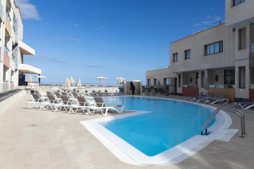 卡勒达德福斯特拉斯萨利纳斯欧洲之星酒店的一座大型游泳池,旁边设有躺椅