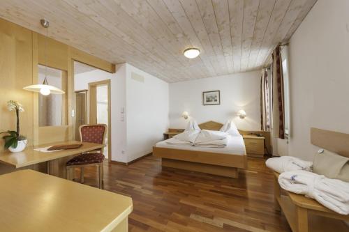 索尔达甘朋酒店的酒店客房,配有床和沙发
