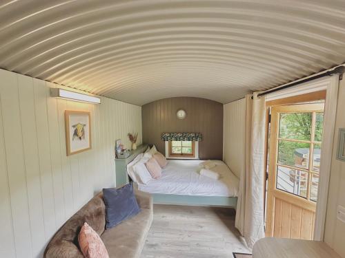 DarowenMid Wales Luxury Huts的小房间设有床和沙发