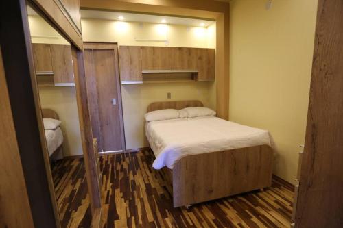 普诺Mini Departamento - Apu Cancharani的一间小卧室,卧室内配有一张床铺
