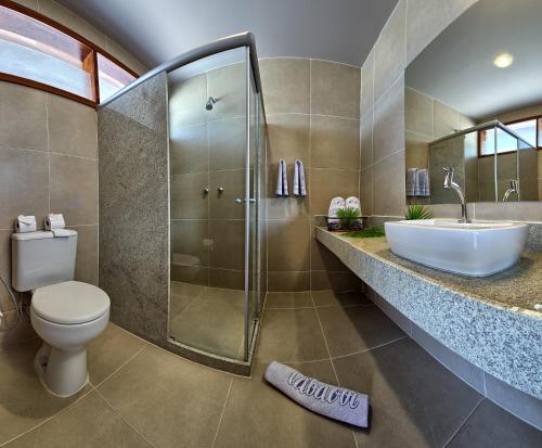 嘎林海斯港塔堡比智能酒店的带淋浴、卫生间和盥洗盆的浴室