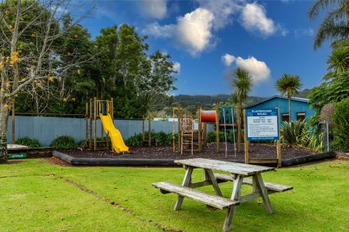 科罗曼德镇Tasman Holiday Parks - Coromandel的一个带野餐桌和游乐场的公园