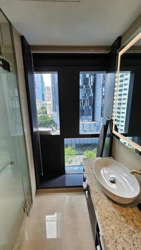 吉隆坡Star Residence Pool View 2br Unit Floor 8的一间带水槽和大窗户的浴室