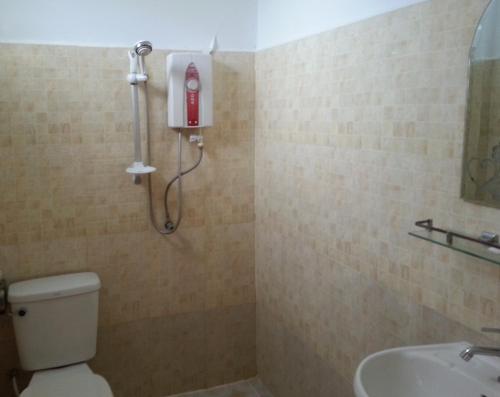 白马市鸟天堂别墅 的带淋浴、卫生间和盥洗盆的浴室