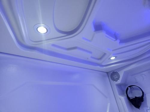 ŌsawaHotel Galaxy Pod的飞机上的天花板,上面有灯