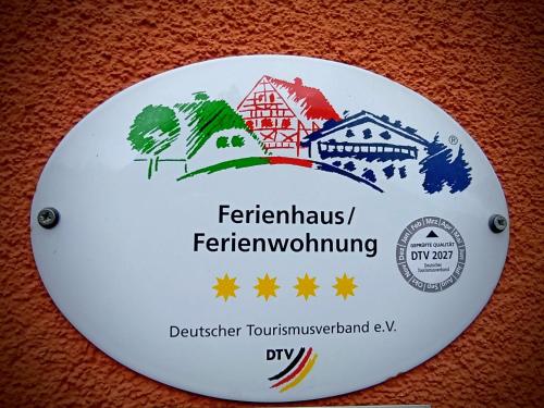 洪堡Ferienwohnung / Ferienhaus Homburg的一张白色的板子,上面有建筑物的照片