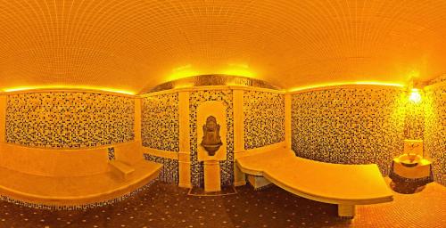 尼古拉耶夫印古尔酒店的带浴缸和盥洗盆的浴室