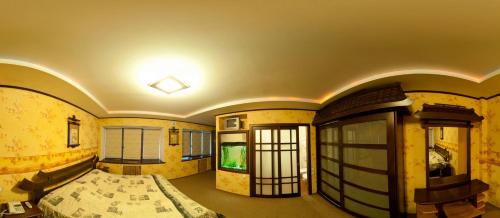 尼古拉耶夫印古尔酒店的大型客房配有床和电视。