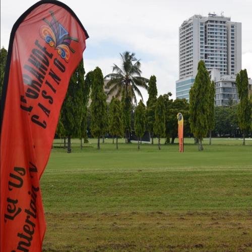 达累斯萨拉姆Durban Hotel的红色风筝,在公园里,有建筑背景