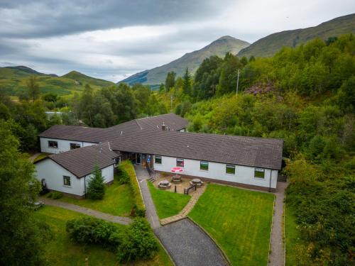 克里安拉利Crianlarich Youth Hostel的享有山景的房屋的空中景致