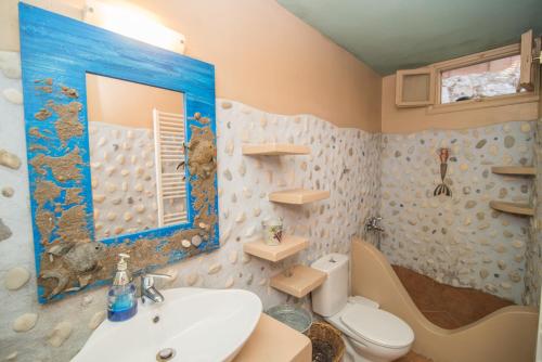 瓦西Levantes Houses的一间带水槽、卫生间和镜子的浴室