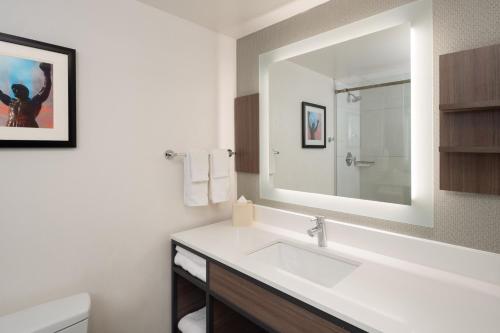 费城费城市中心希尔顿花园酒店的浴室设有白色水槽和镜子