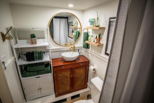 埃伦斯堡Unique Tiny Home Minutes from Downtown的一间带水槽和镜子的浴室
