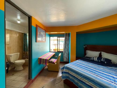 瓦拉斯Big Mountain Hostel的一间卧室设有一张床和一间浴室。