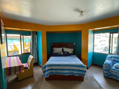 瓦拉斯Big Mountain Hostel的一间卧室设有一张带色彩缤纷墙壁和窗户的床。