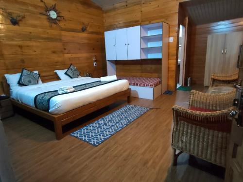 卢纳将军城Nena's Homestay的一间卧室设有一张大床和木墙
