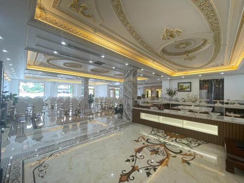 奠边府市Đông Thắm Hotel的大房间设有天花板美发沙龙