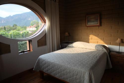 迪坡斯特兰Madre Tierra B&B的一间卧室设有一张床和一个大窗户