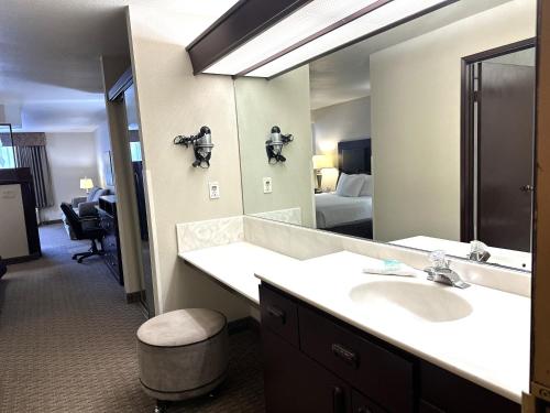 波特兰Sojourn Suites Portland Airport的一间带水槽和大镜子的浴室