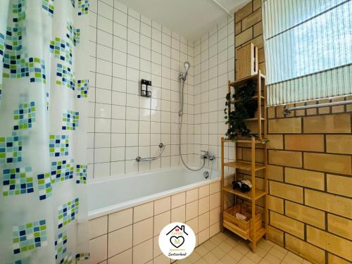 Kappel bei OltenFamily M Apartments 1的带淋浴和浴缸的浴室