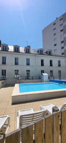 莱萨布勒-多洛讷Remblai des Sables d'Olonne - 2 chambres - parking et piscine的建筑物屋顶上的游泳池