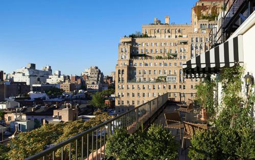纽约马尔顿酒店 的阳台享有城市美景。