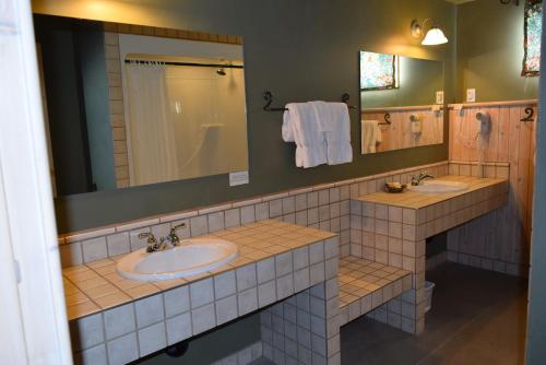 Nimpo LakeRetreat Wilderness Inn的浴室设有2个水槽和镜子